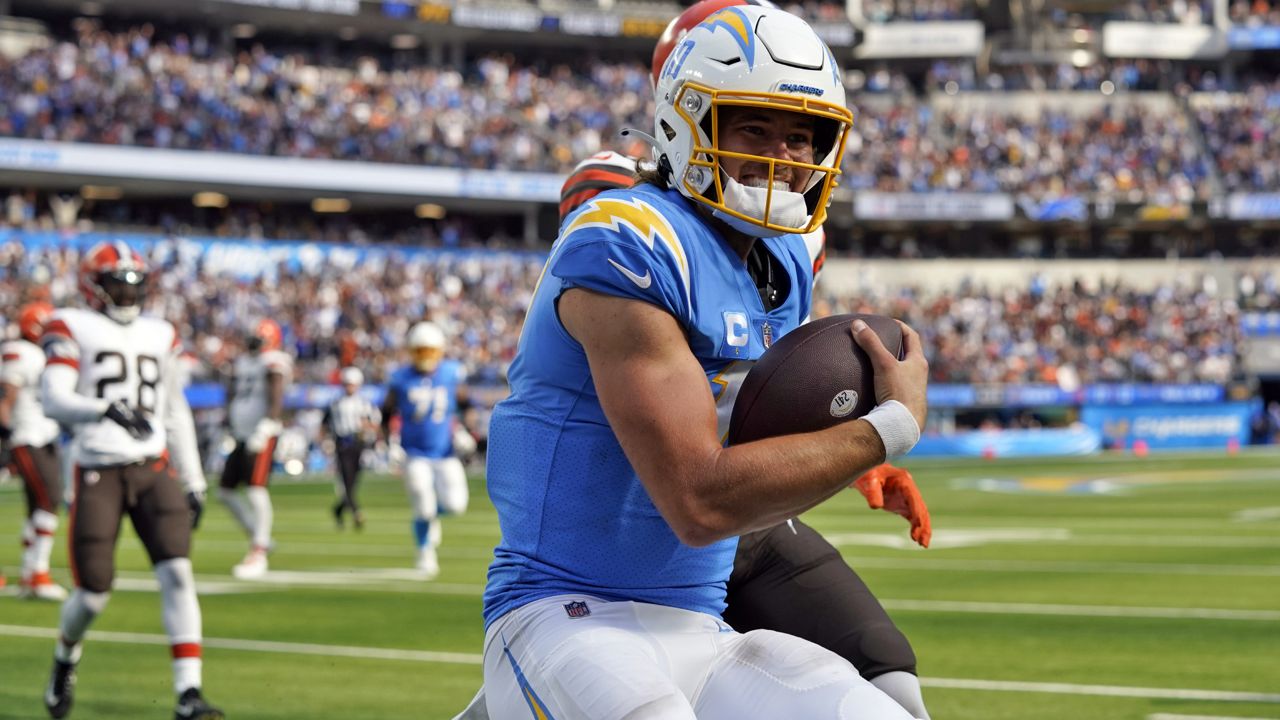 Herbert's 398 yards lead Chargers over Browns