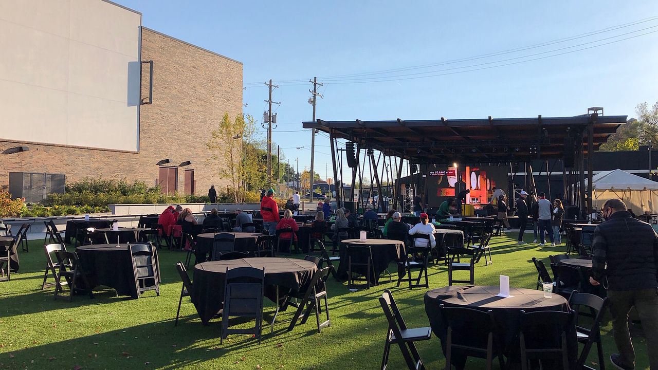 Outdoor dining set up in Louisville (Spectrum News 1)