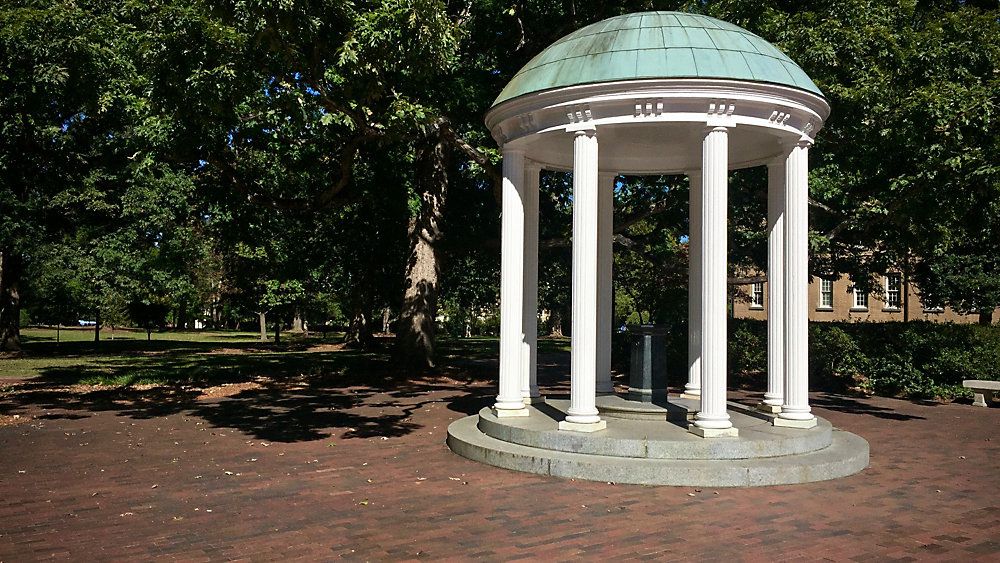 UNC Chapel Hill membatalkan kelas hari Selasa