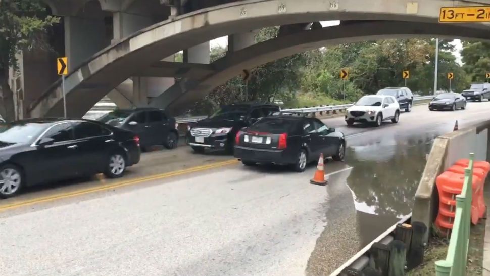 One lane of Cesar Chavez closes due to flooding from Lady Bird Lake. (Spectrum News/ Jeff Stensland)