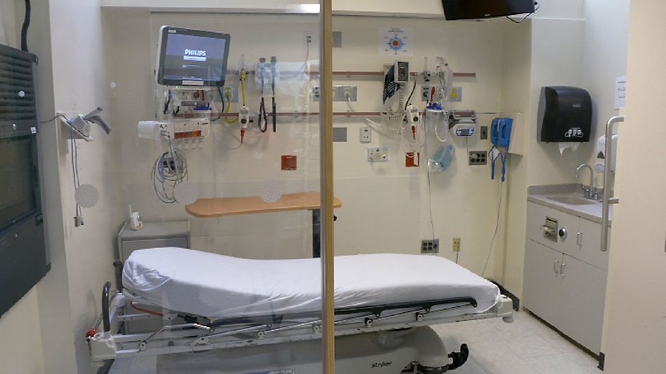 Covid-19 hospitalizations hit a pandemic low in the US, HHS data shows - CNN