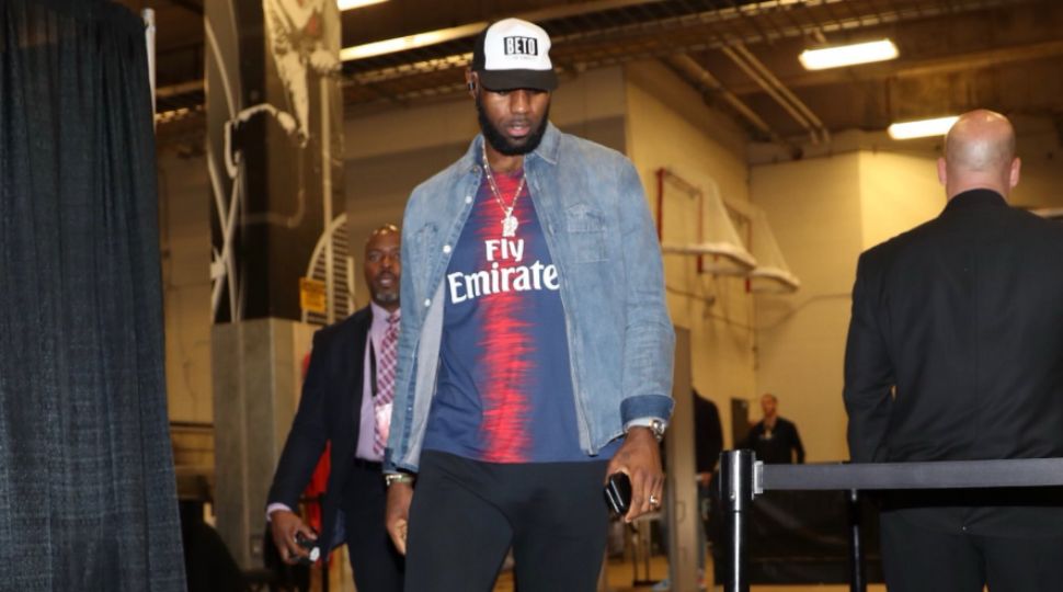 LeBron James wearing Beto hat entering AT&T Center October 27, 2018 (Courtesy: Twitter @lakers)