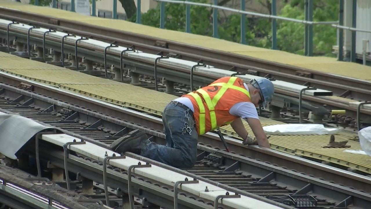 Sobrevivió después de electrocutarse en las vías del 'subway'