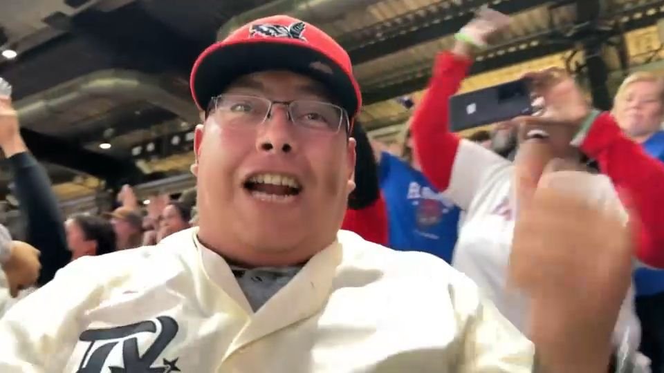 Fans flock to Globe Life Field to cheer on Rangers