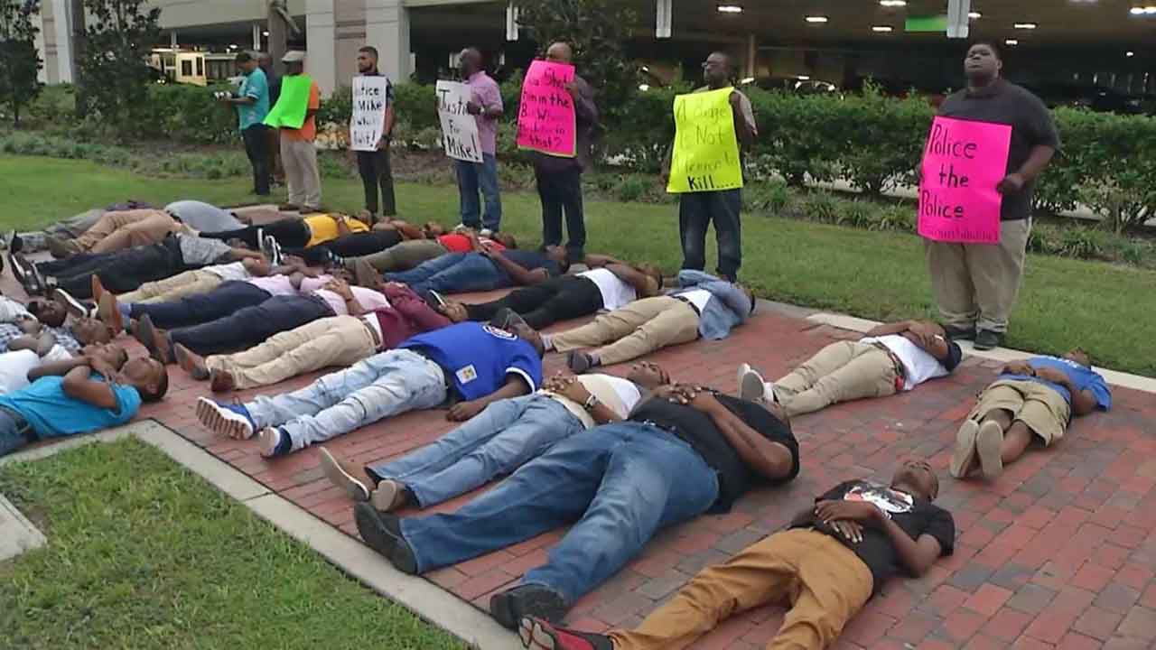 Protesters outside the Polk County Courthouse in Lakeland, Friday, Nov. 8, 2019. (Spectrum Bay News 9)
