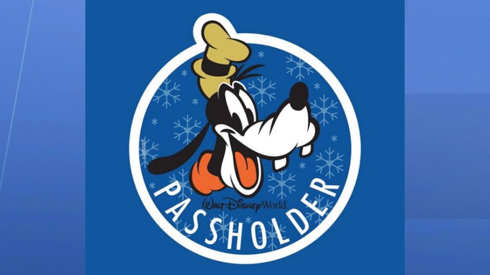 The holiday Goofy magnet, available to passholders, can be picked up in Epcot. (Disney)