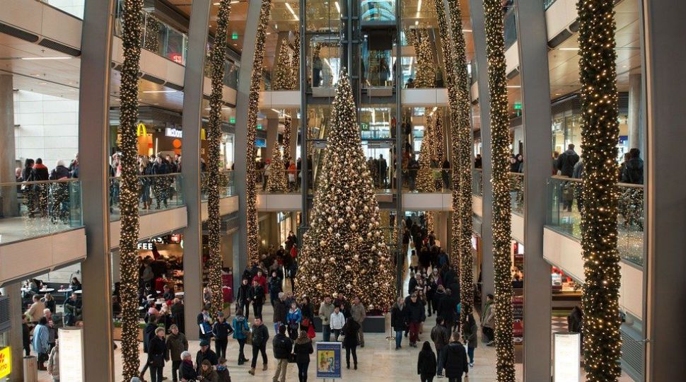 People inside a mall during Christmas time (Stock image)