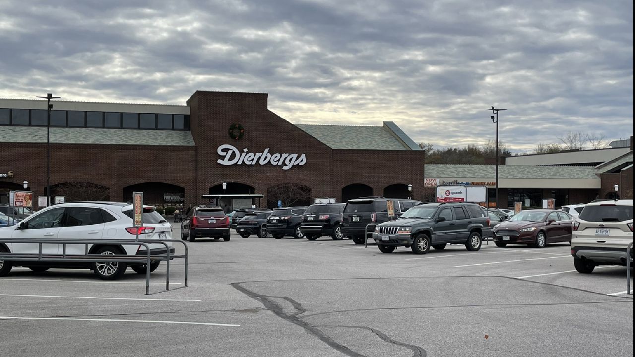 Dierbergs operates more than two dozen St. Louis area grocery stores, including this one at the Clarkson Clayton Shopping Center in Ellisville. (Spectrum News/Gregg Palermo)