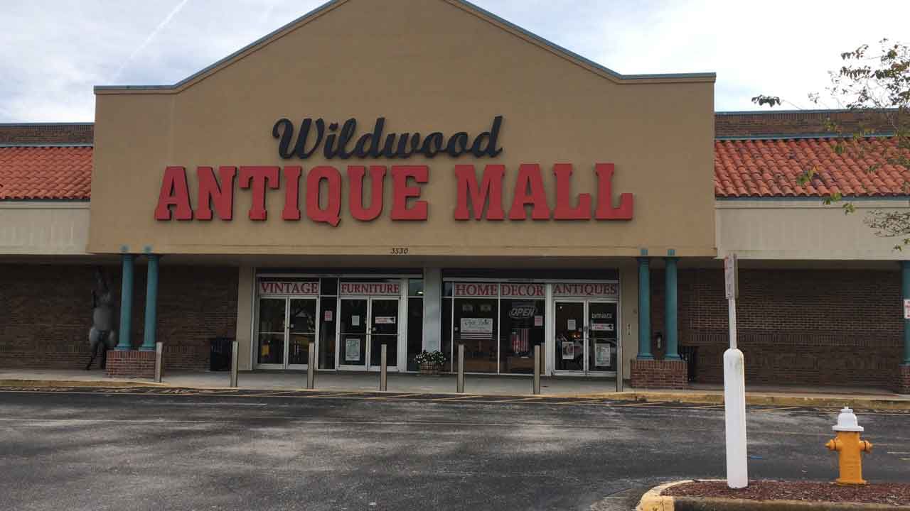 Front facade of the recently closed Wildwood Antique Mall in north Lakeland. (Rick Elmhorst/Spectrum Bay News 9)
