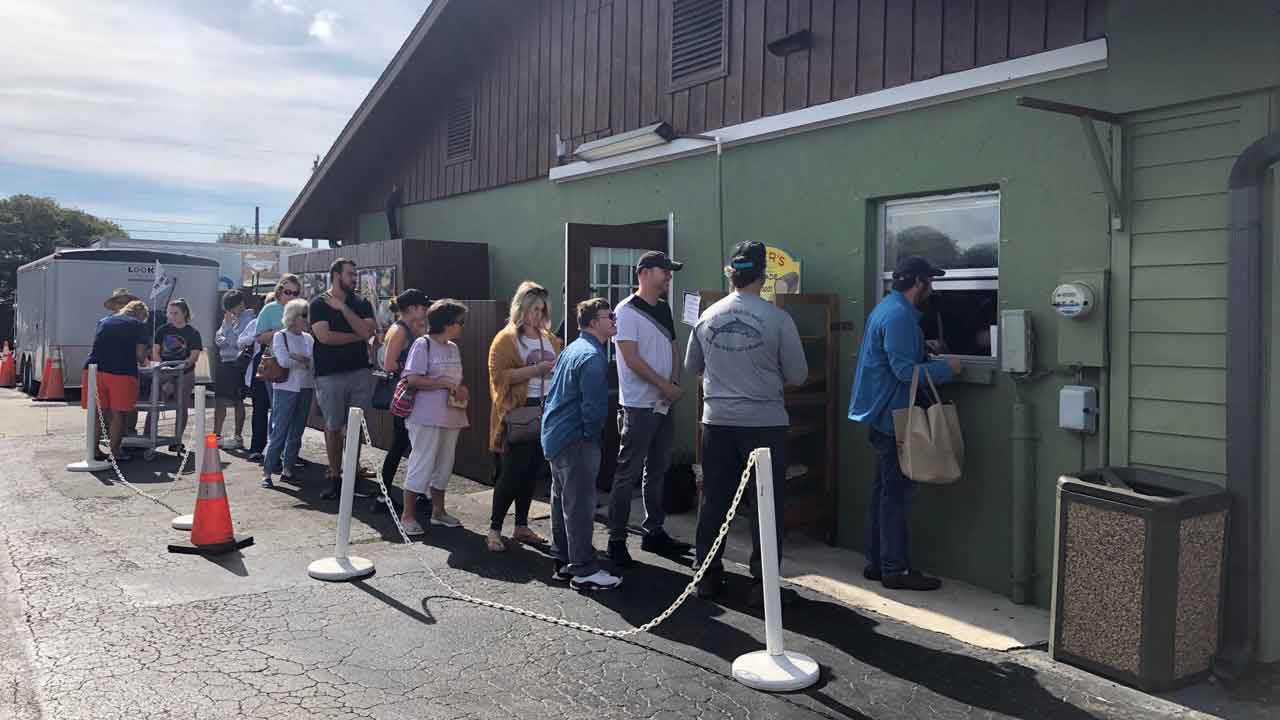 Yoder's turns out 7,000 pies as part of Thanksgiving tradition