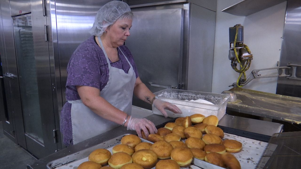 Wisconsin bakeries busy with Fat Tuesday paczki prep