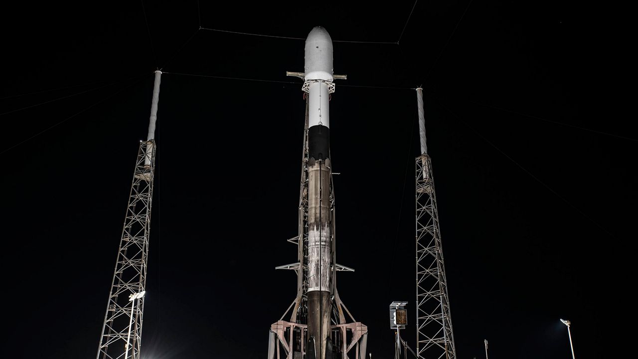 SpaceX meluncurkan satelit komunikasi pada Hari Ayah
