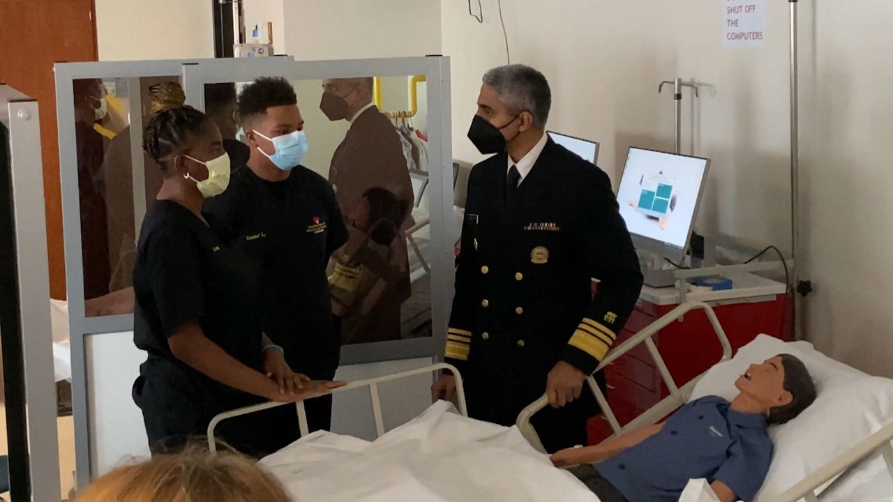 米国医務総監のVivekMurthy博士が、キング/ドリューマグネット高校の生徒を訪問しました。 （Spectrum News / Sarah Pilla）