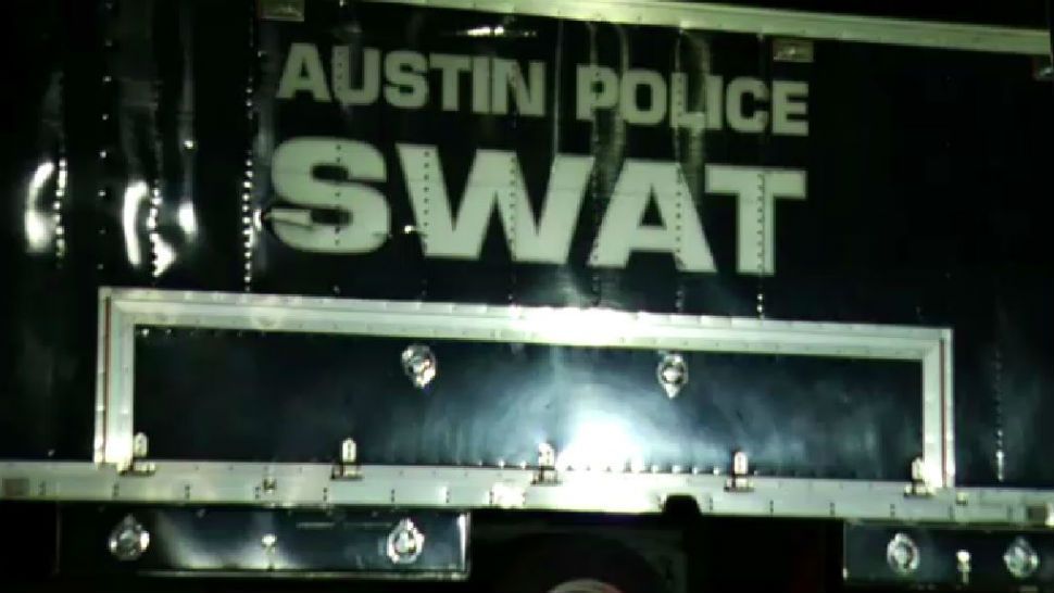 Austin SWAT team called to barricaded suspect inside North Austin apartment complex. (Spectrum News)