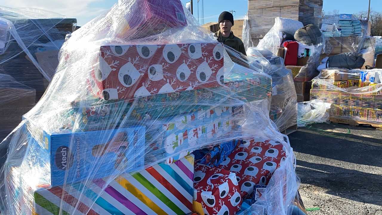 Mayfield Kentucky Christmas Parade 2022 Operation Christmas Volunteers Pass Out Gifts In Mayfield