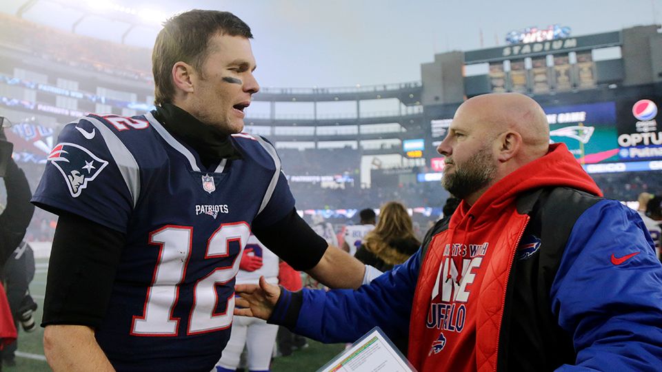 Tom Brady shakes hands with Bills OC Brian Daboll