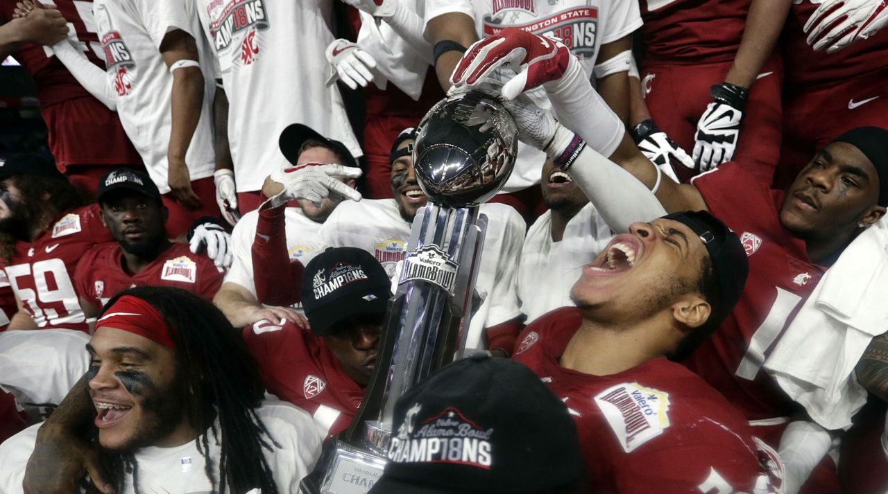 Washington State players celebrate their 28-26 win over Iowa State in the Valero Alamo Bowl NCAA college football game, December 28, 2018 (AP Image)
