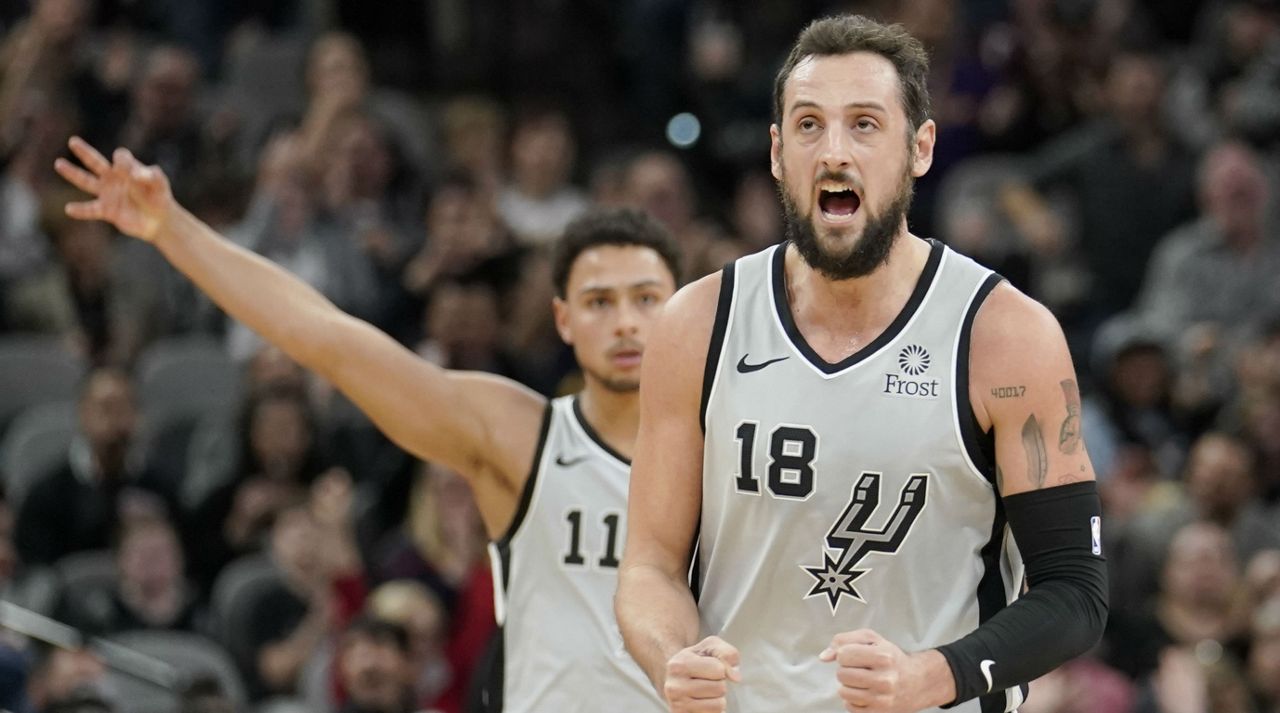 San Antonio Spurs' Marco Belinelli celebrates a three-point basket during the first half of an NBA basketball game against the Minnesota Timberwolves, December 21, 2018 (AP Image)