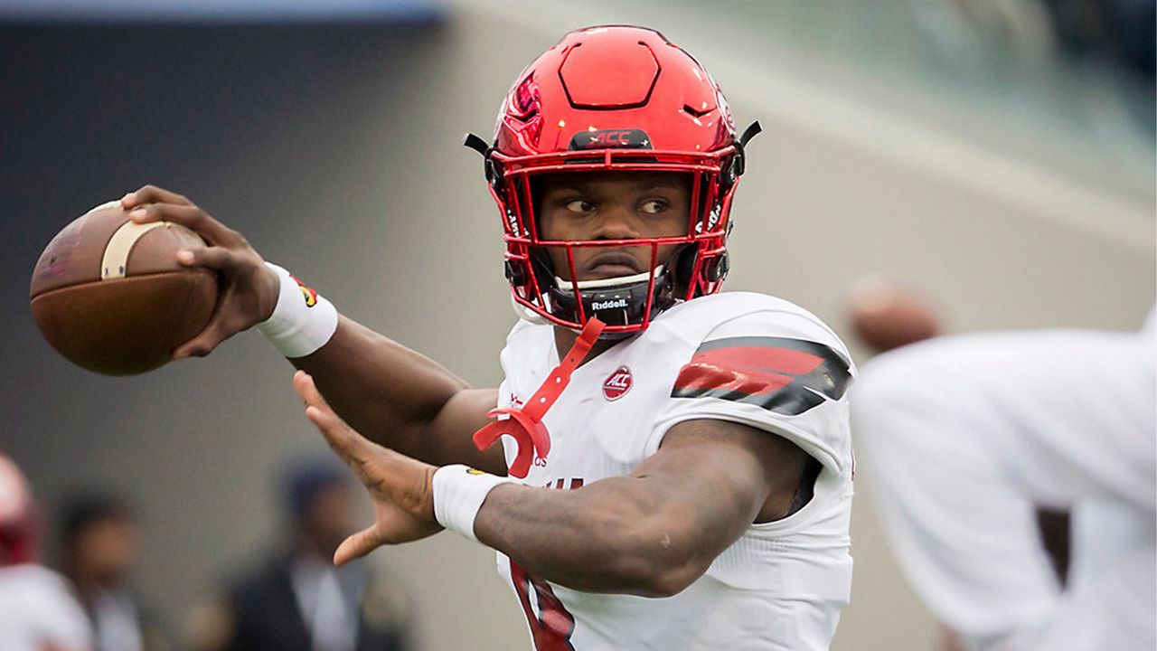 Lamar Jackson appears in the 2017 Taxslayer Bowl, his final college football game. (AP Photo)