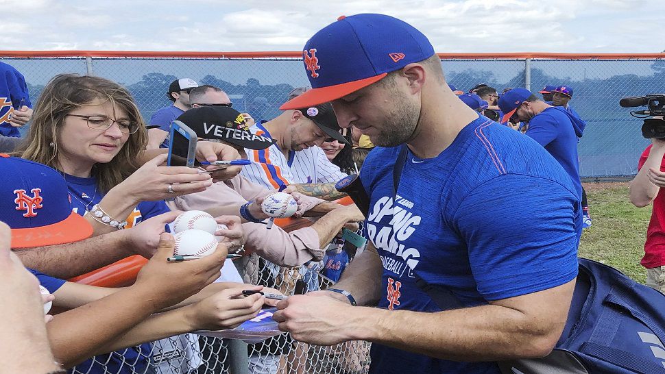 Tim Tebow signs autographs at New York Mets spring training in Port St. Lucie, Fla.  (AP Photo/Mike Fitzpatrick)