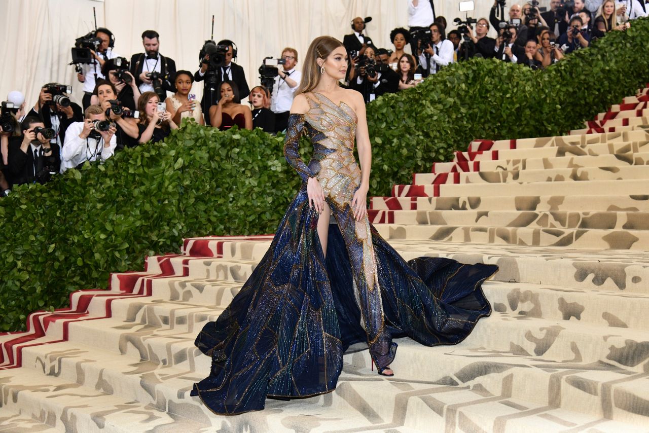 Тайла на мет гала. Мет Гала. Джиджи Хадид met Gala 2018. Met Gala 2018 зендая. Бал института костюма met Gala.