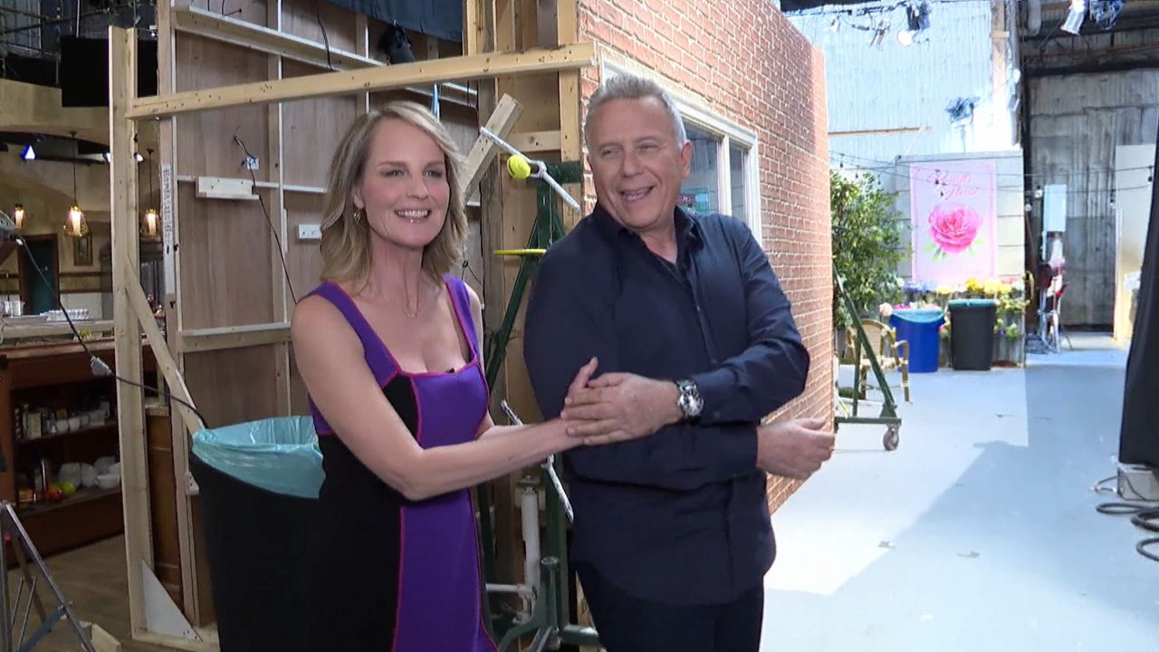 "Mad About You" Cast Paul Reiser, Helen Hunt Give Set Tour