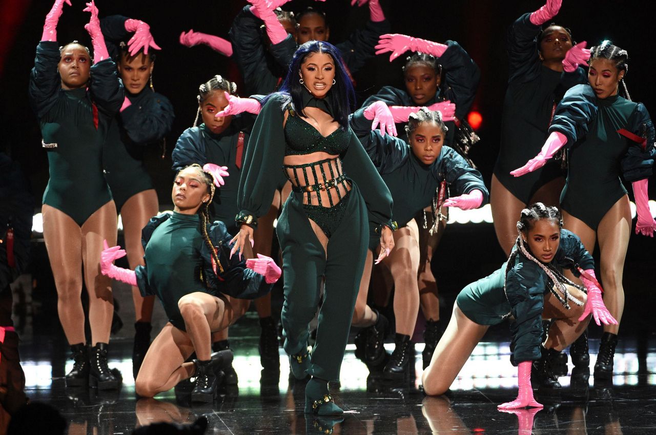 Cardi b press. B performance. Cardi b show. Карди би на грэмми 2022. Cardi b offset.