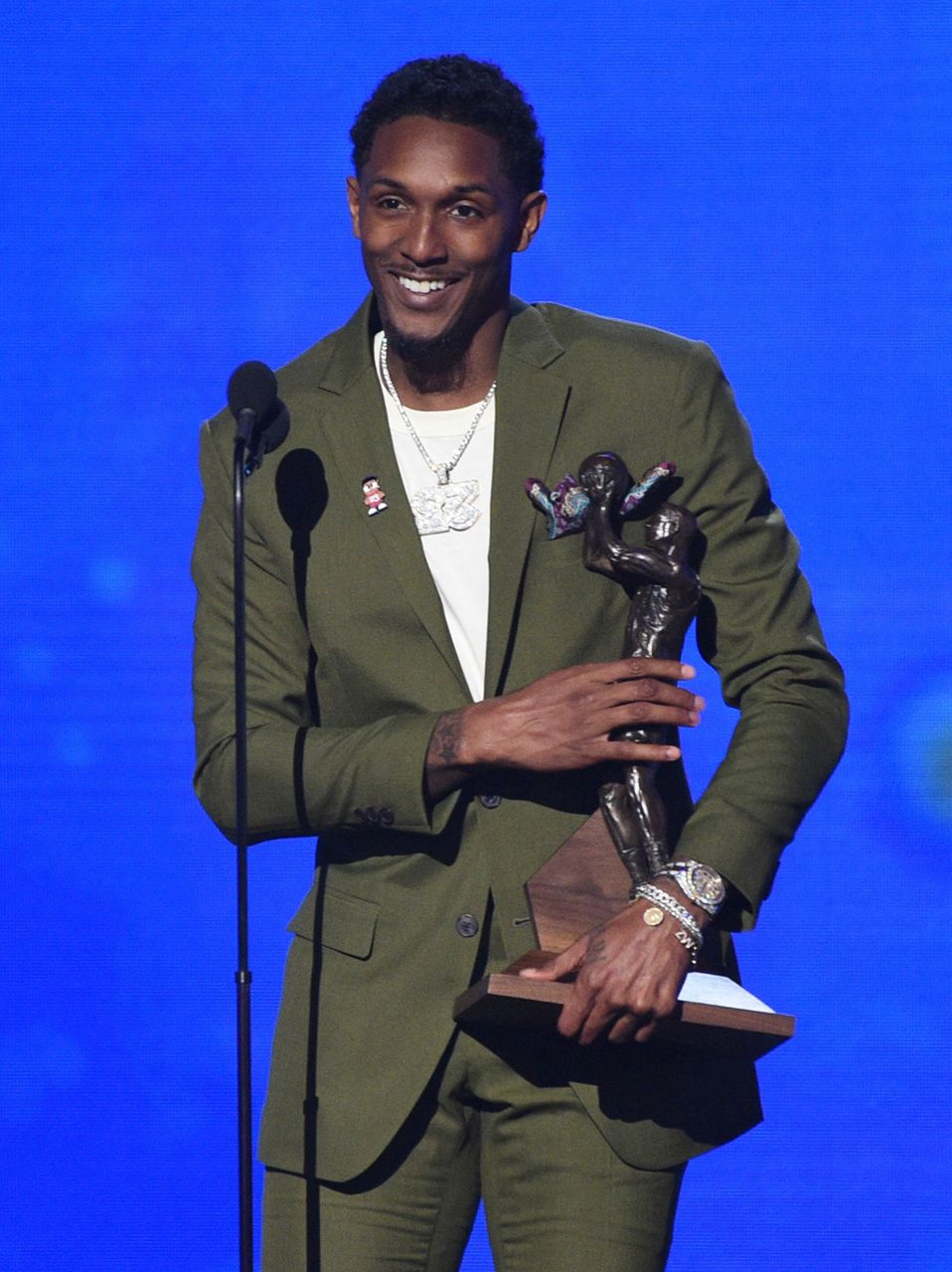 Shaq hosts, Bird and Magic honored at NBA Awards show