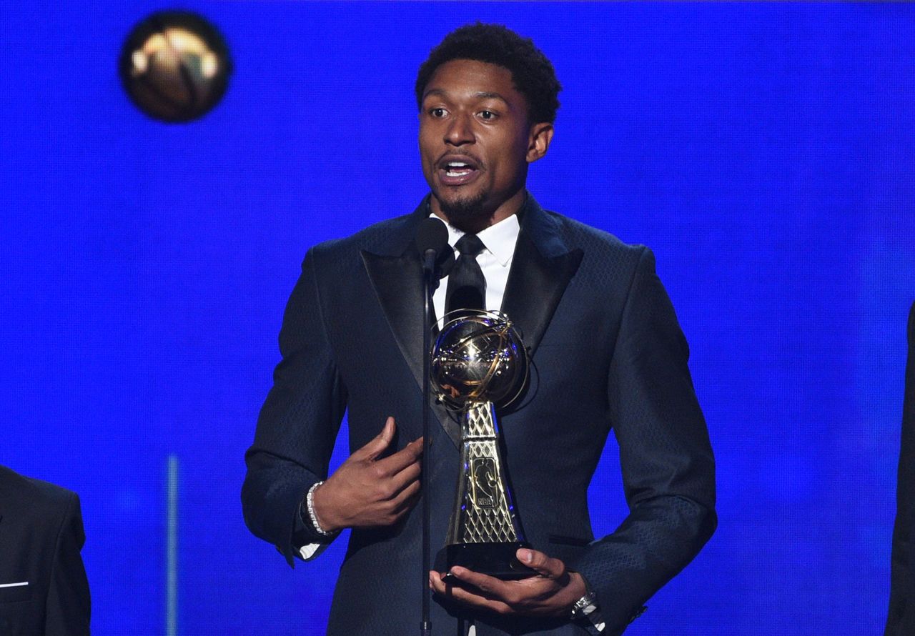 Shaq hosts, Bird and Magic honored at NBA Awards show