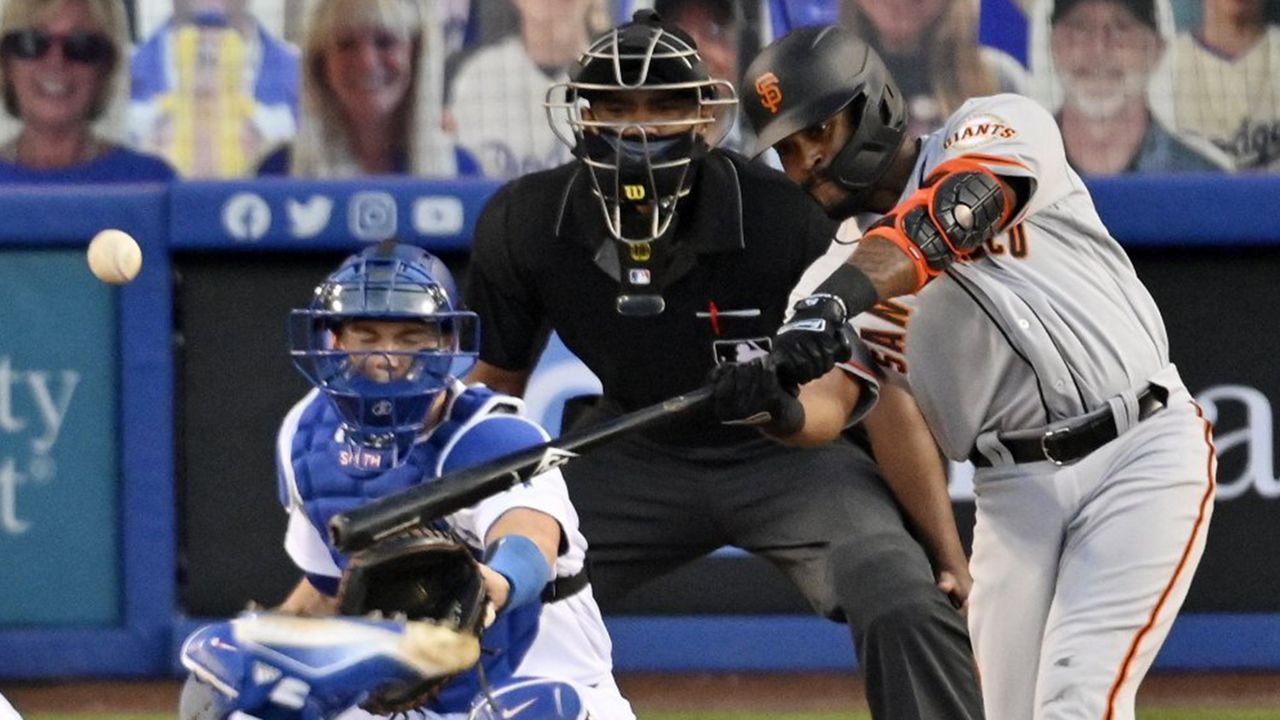 Pablo Sandoval LAYS OUT Catcher At Home Plate 