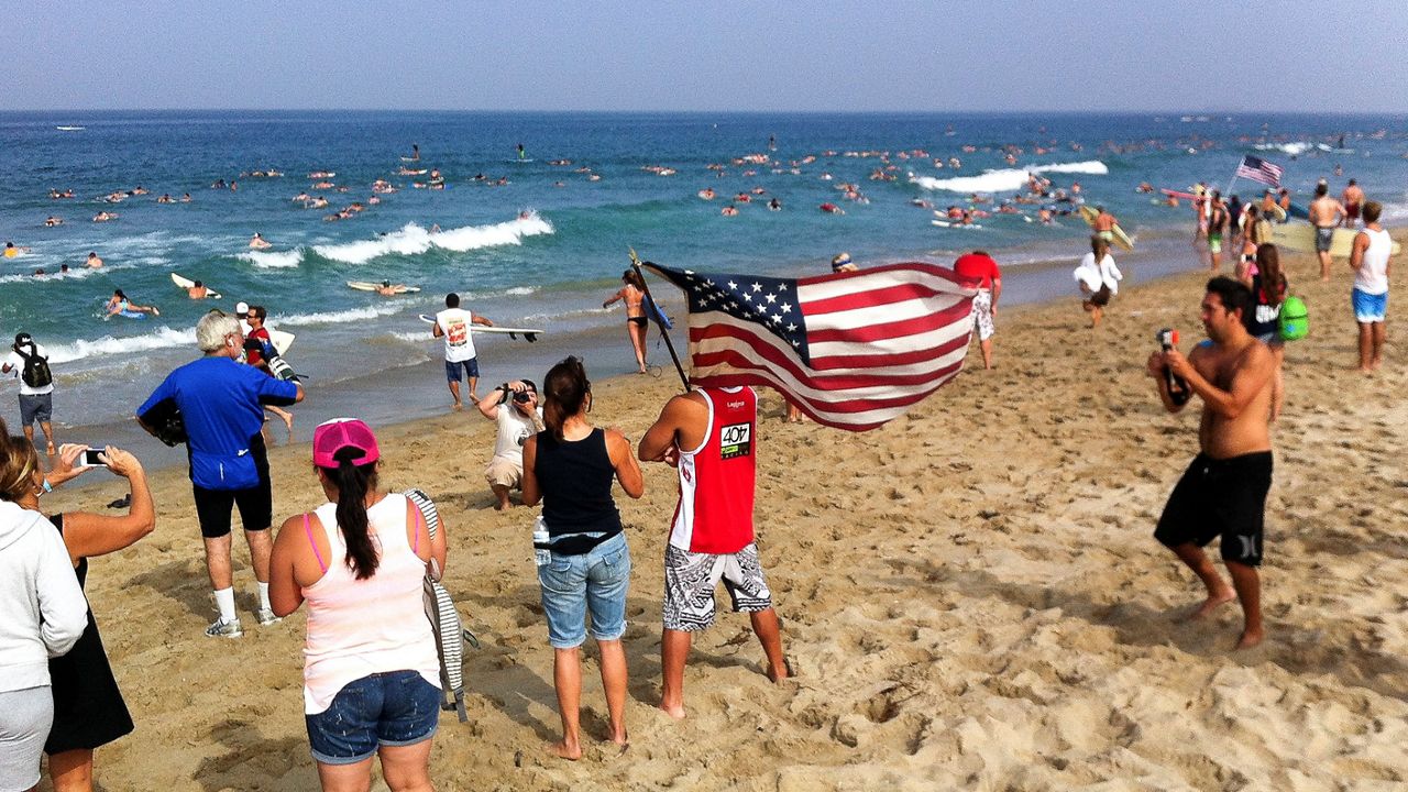 Neoyorquinos acuden a las playas a festejar el 4 de julio