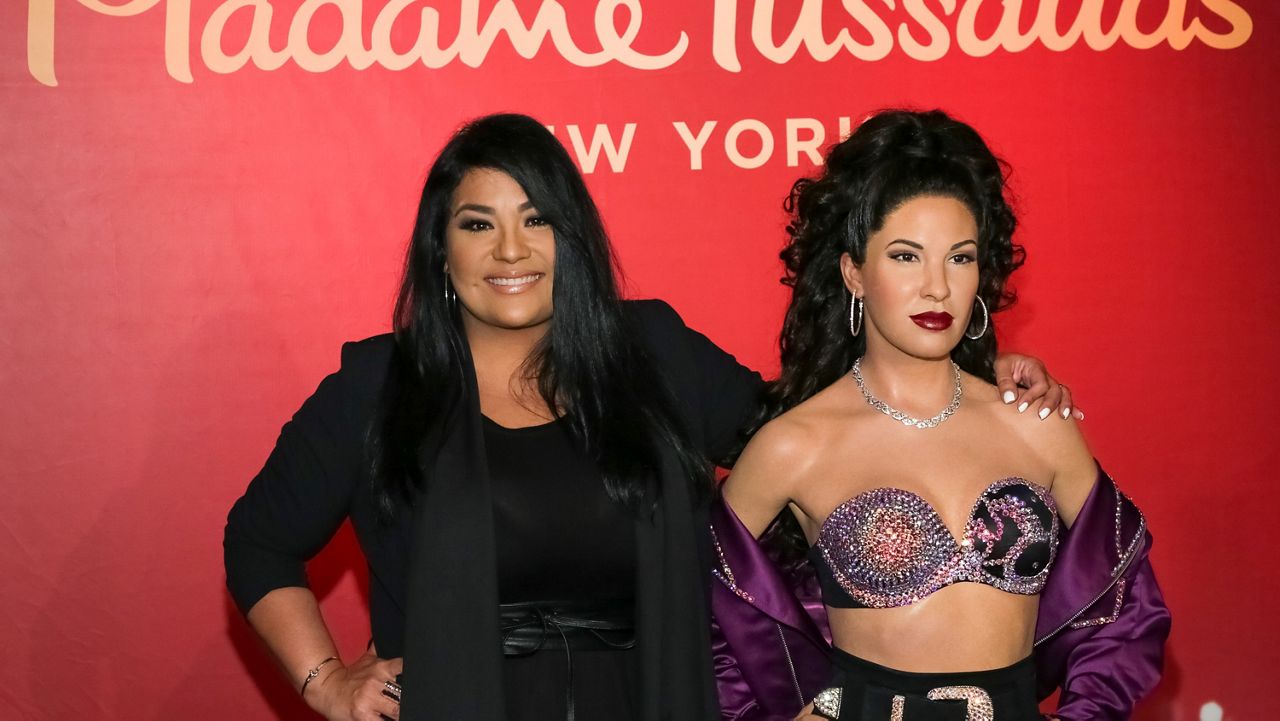 Suzette Quintanilla, left, poses with her sister Selena Quintanilla's wax figure during its unveiling at Madame Tussauds New York in New York on June 23, 2017. (Photo by Brent N. Clarke/Invision/AP) 