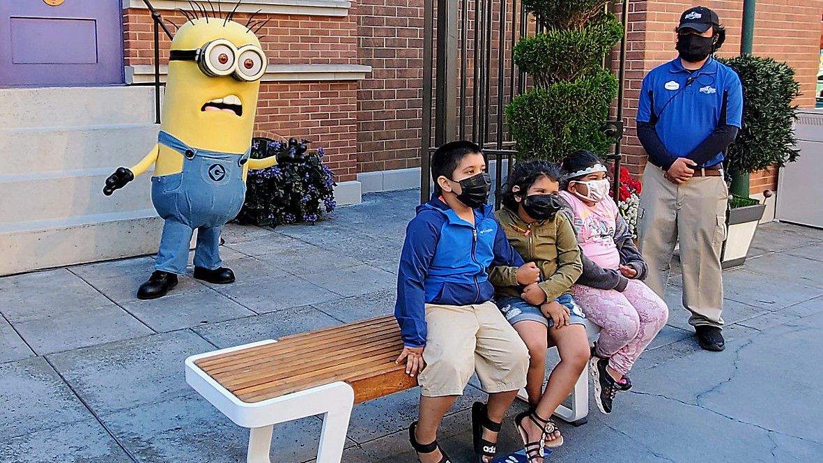 Kids at Universal Studios Hollywood wear masks while taking a picture with a minion (Spectrum News/Joseph Pimentel)
