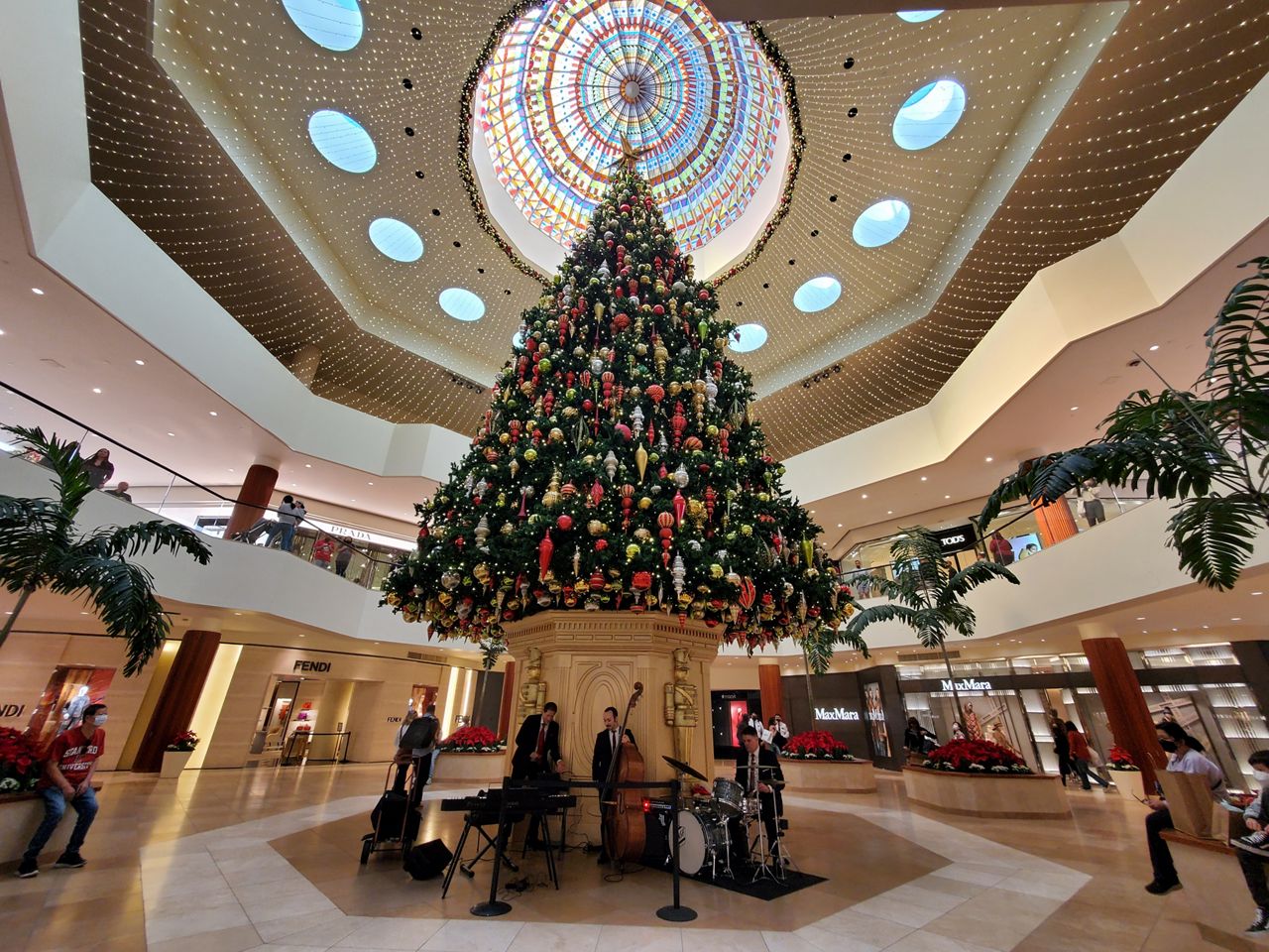 People flock to malls to kick off holiday shopping season