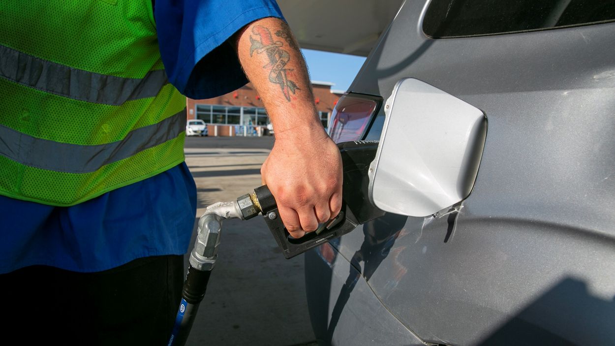 Сколько стоит заправиться бензином. Голубое топливо. Меняют цены на бензин.