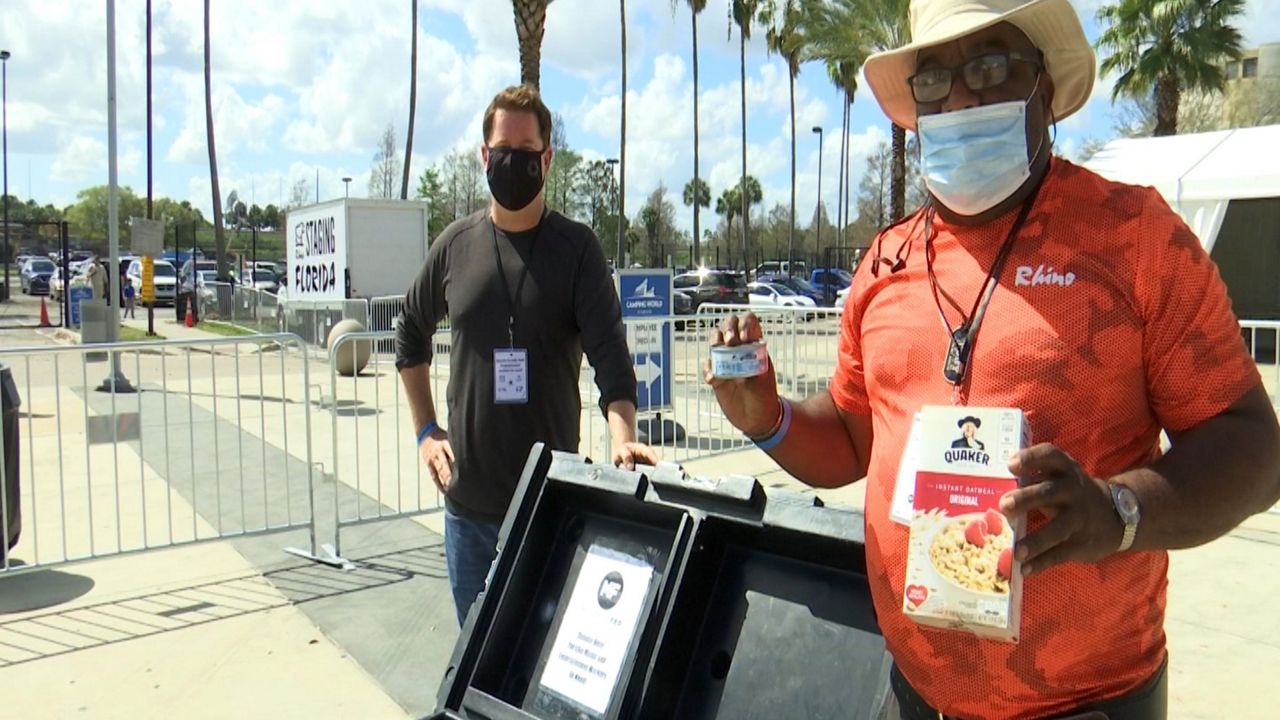 Volunteers Collect Food for Struggling Live Event Workers - Vimarsana News
