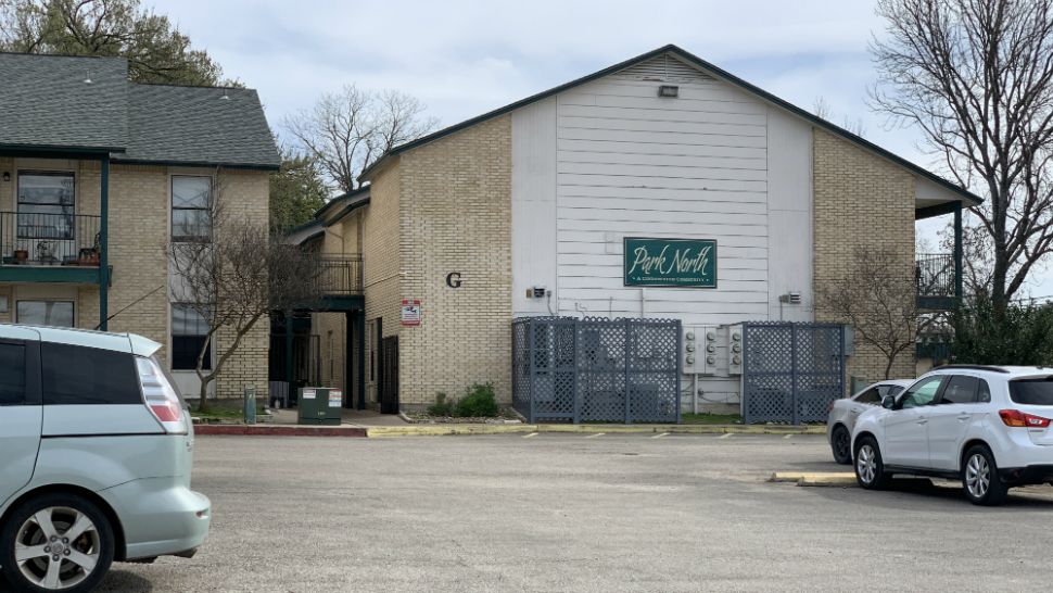 Scene of the apartment complex where the homicide apartment. (Spectrum News photograph | Stacy Rickard)