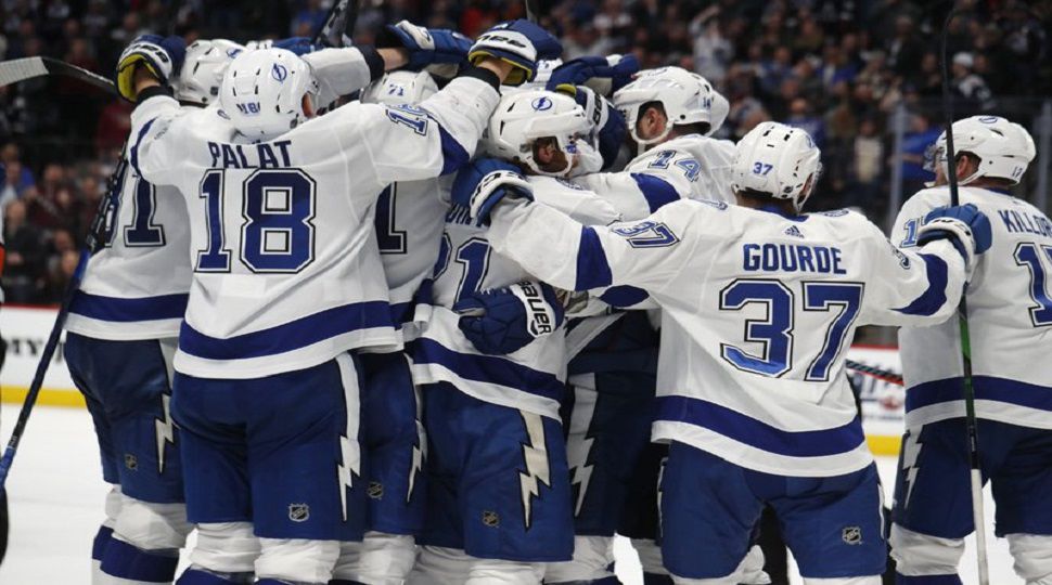 Tavares scores in OT as Maple Leafs rally late to beat Lightning 4