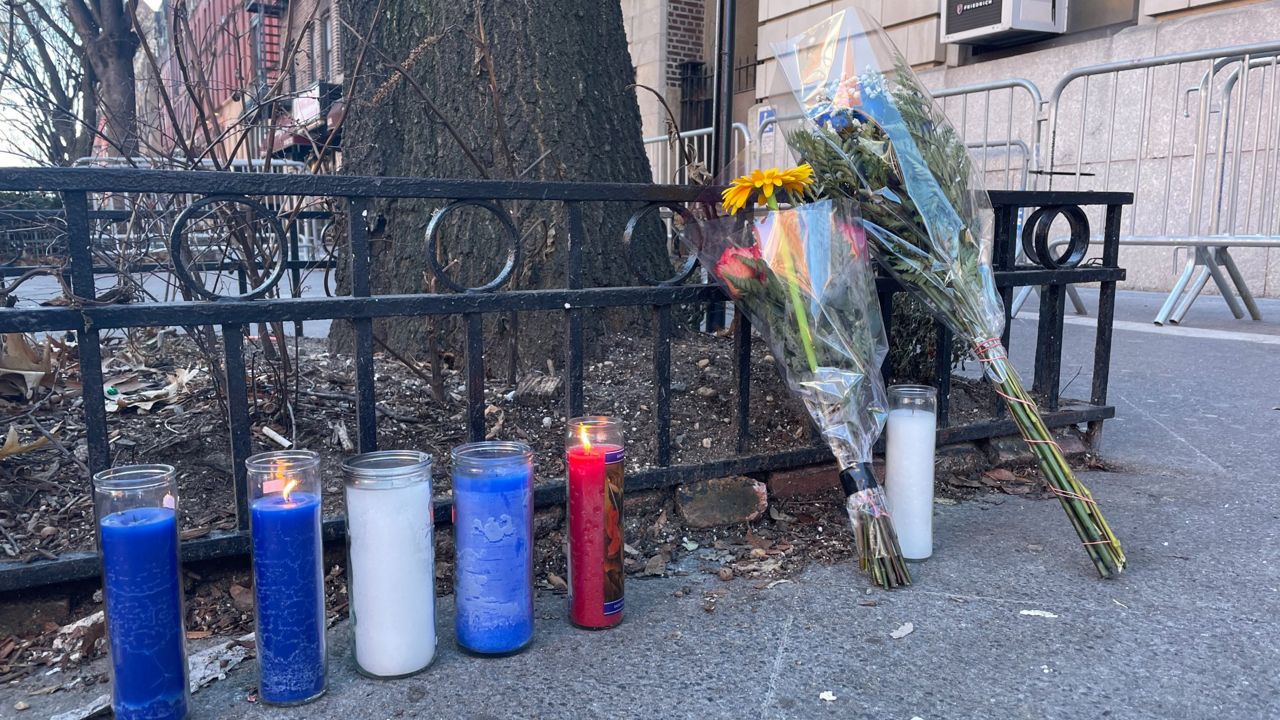 Officers respond to reports of multiple officers shot in Harlem. (Spectrum News NY1 / Vivian Hernandez Ortiz)