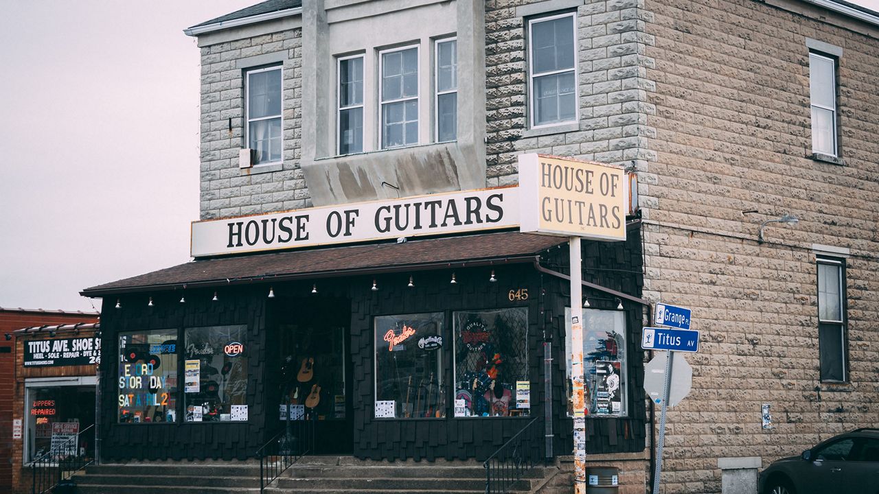 Great house outlet of guitars