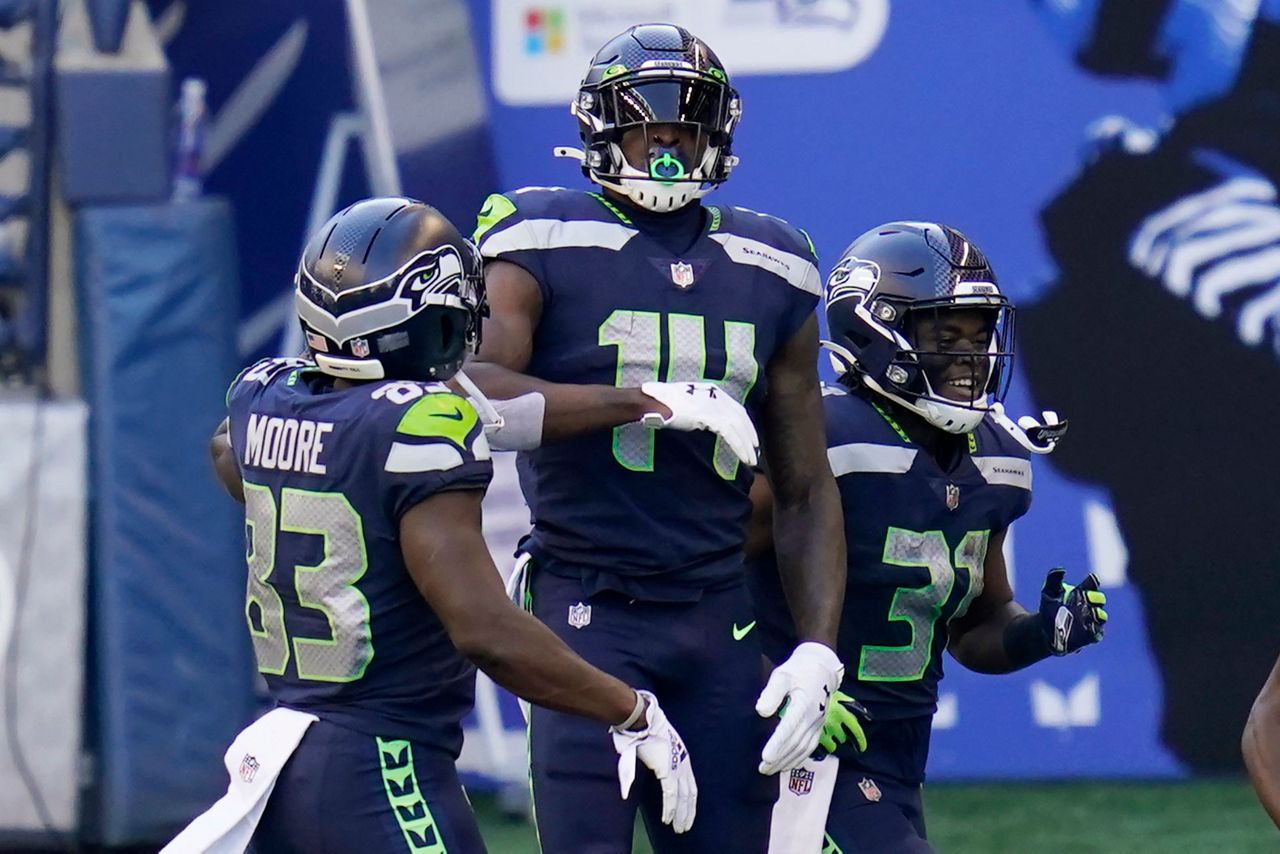 Seahawks' DK Metcalf hit with penalty for apparently pointing at