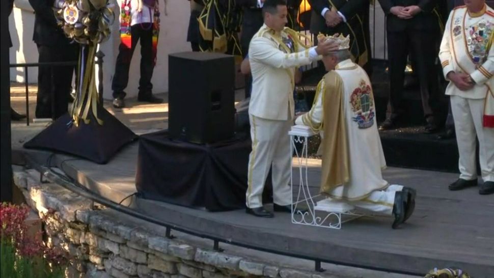 King Rey Feo is crowned (Spectrum News footage)