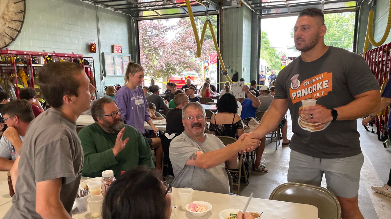 NFL star Pat Ricard hands out pancakes in Spencer