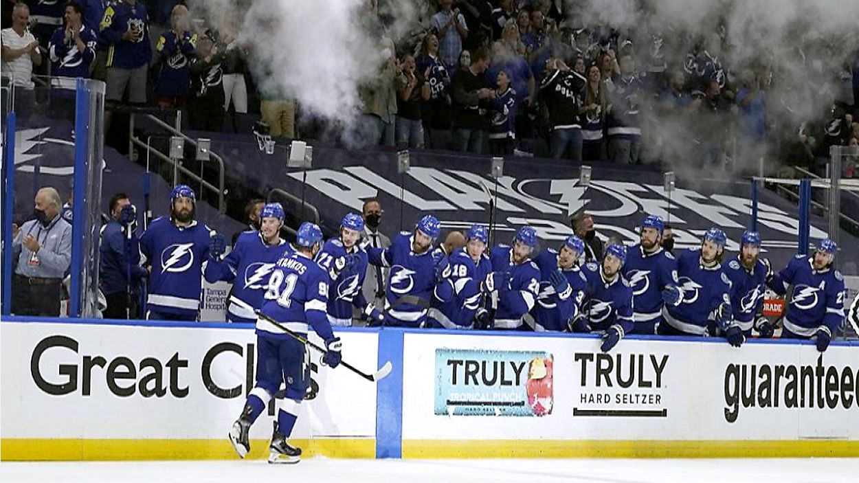 Lightning win home opener, Stamkos leads way with 3 points