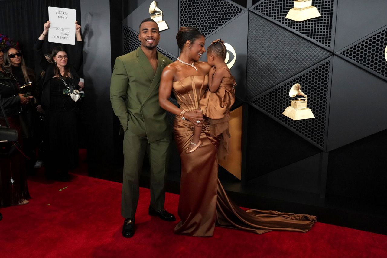 The Grammys off-the-hook fashion parade kicks off with bold color and man  jewelry