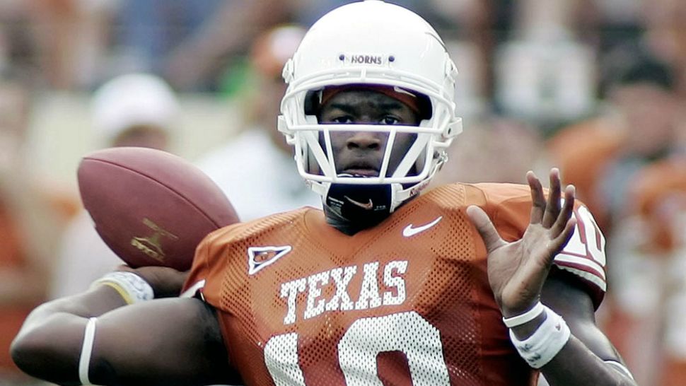 Vince Young set to pass as University of Texas quarterback, photo