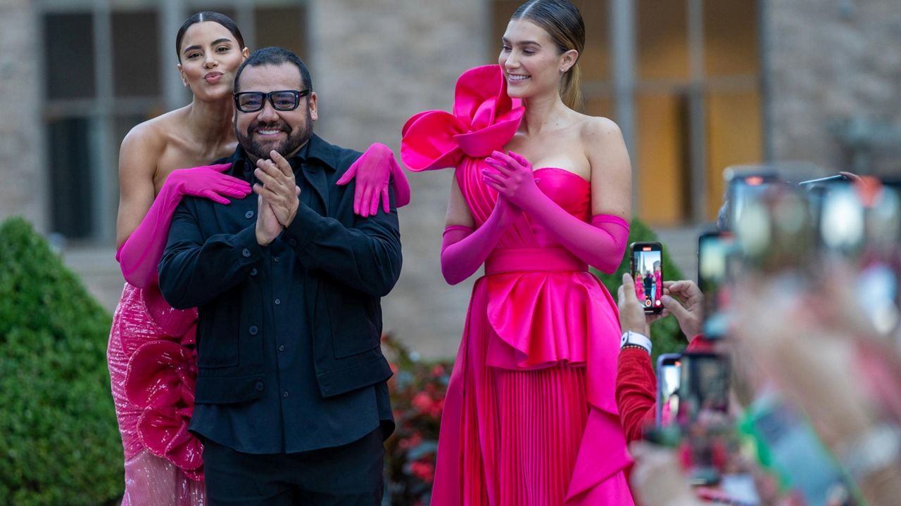 Mexican Designers Shine at New York Fashion Week with ‘Mexican Pink’ Collection