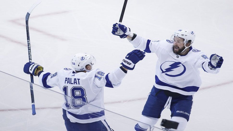 Stamkos and Palat score late, Lightning stop Senators 5-3