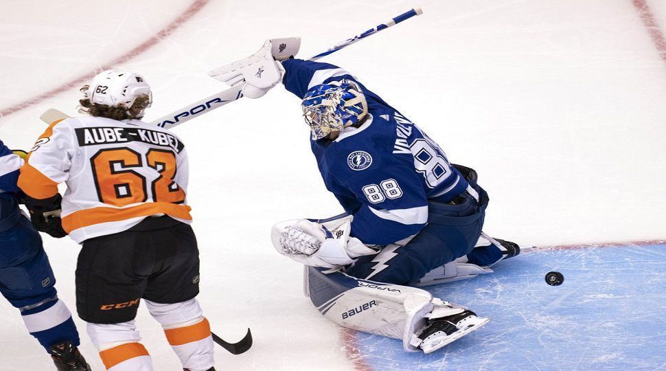 Flyers clinch top seed in East with 4-1 win over Lightning