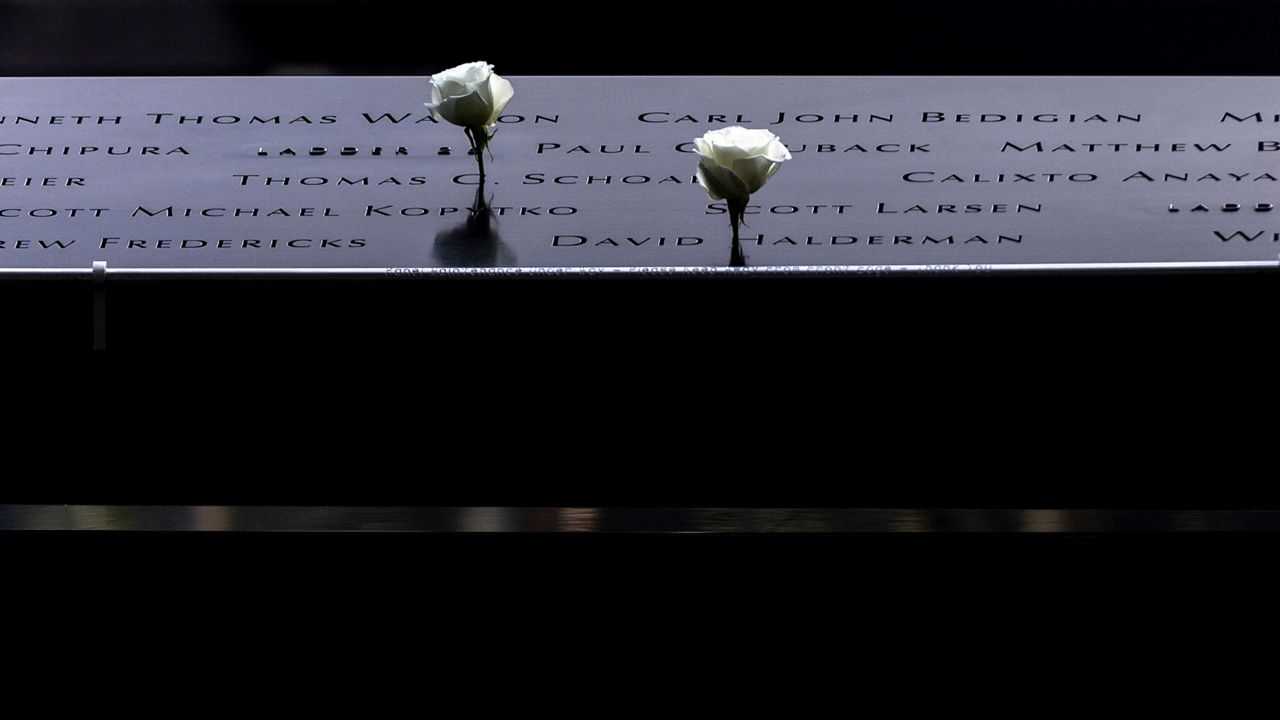 游客在9/11纪念遗址上表示敬意
